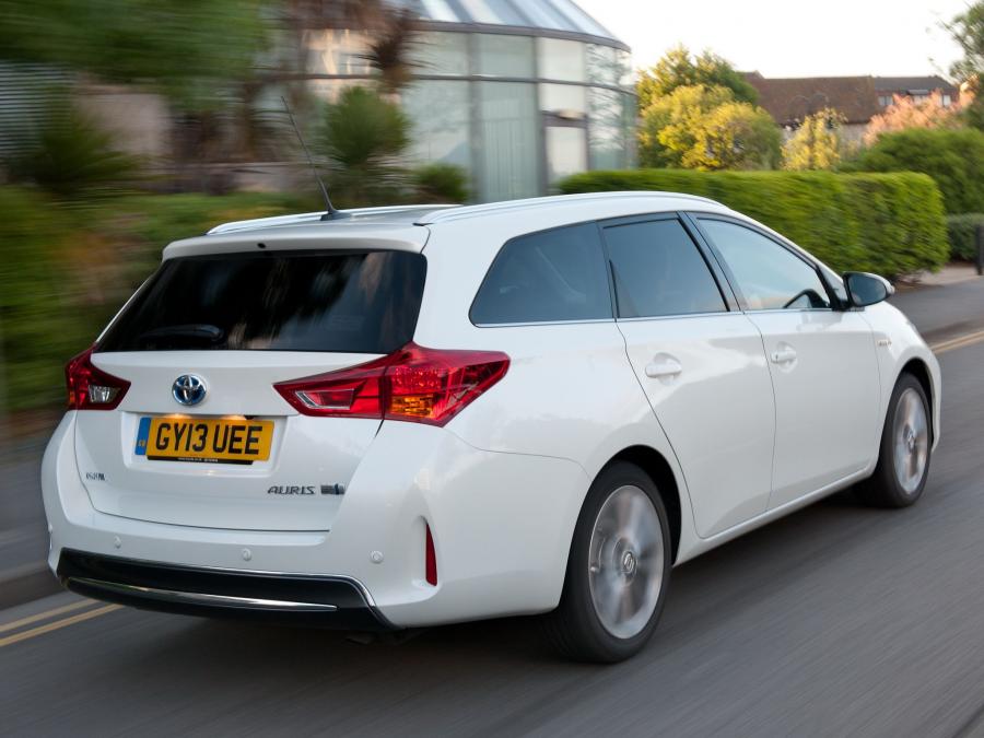  Toyota Auris Touring Sports Hybrid 2013 года  (UK) (фото 21 из 25)